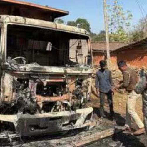 रोबोकेरा में सड़क निर्माण कार्य में लगी हाईवा को लगाई आग, पुलिस जांच में जुटी