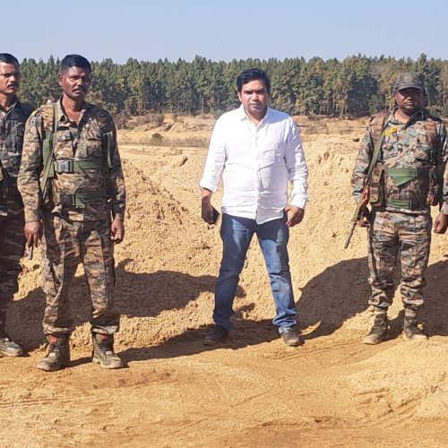 तोरपा में कारो नदी किनारे 24 हजार घन फुट अवैध बालू जब्त, सात नामजद समेत अन्य पर प्राथमिकी