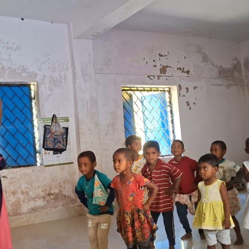 कर्रा के घुनसुली आंगनबाड़ी में शिक्षा का अनोखा अंदाज़, नाच-गान और खेल के साथ सीख रहे नौनिहाल