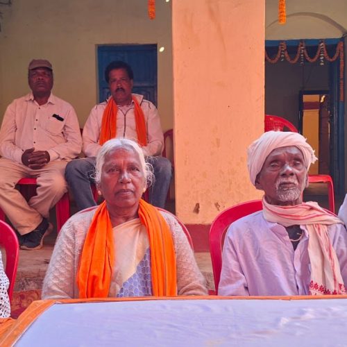 रानी टूटी को आशीर्वाद देने खूंटी पहुंचे बिरसा मुंडा के वयोवृद्ध वंशज सुखराम मुंडा