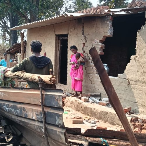मुरहू के लीलीकोटो गांव में जंगली हाथी का उत्पात, गरीब परिवार का घर तोड़ा, अनाज किया बर्बाद