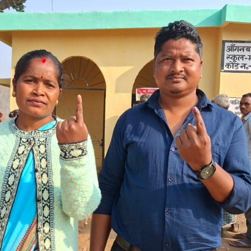 खूंटी में शांतिपूर्ण मतदान जारी, प्रत्याशी सोनम बागे ने डाला वोट, 9 बजे तक 12.38% मतदान