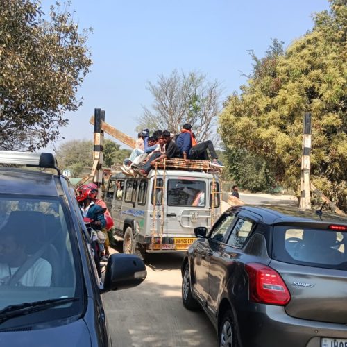 बकसपुर रेलवे स्टेशन के पास हाई गेज गिरने से मुख्य सड़क पर यातायात बाधित, बड़ी गाड़ियों का परिचालन ठप