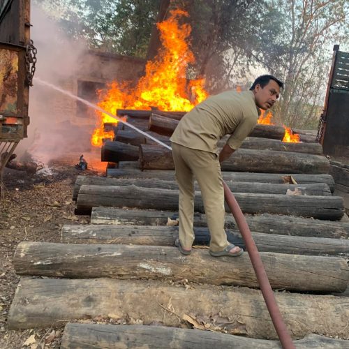 वन प्रमंडल खूंटी कार्यालय परिसर में लकड़ी के बोटा में भीषण आग, लाखों की संपत्ति स्वाहा