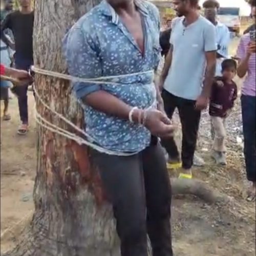 बच्चा चोरी की अफवाह पर युवक को भीड़ ने पेड़ से बांधकर पीटा, किया पुलिस के हवाले