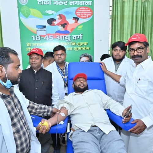विधायक सुदीप गुड़िया ने मुख्यमंत्री हेमंत सोरेन के साथ किया रक्तदान, युवाओं से रक्तदान के लिए आगे आने की अपील