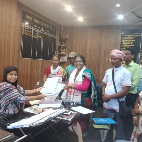 कर्रा में मनरेगा बहाली की गूंज: सैकड़ों मजदूरों का जुलूस-धरना, केंद्र सरकार के खिलाफ जोरदार प्रदर्शन