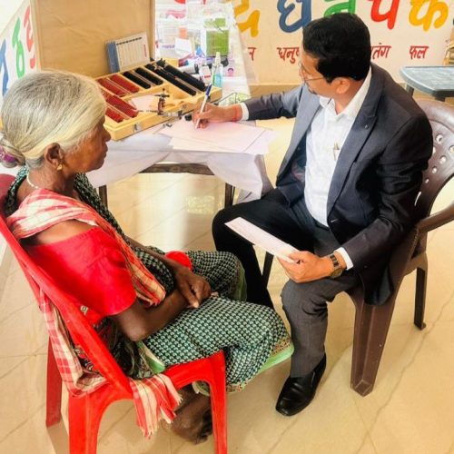 आई फोर्ट, खूंटी के डॉ. सुभाष कुमार की पहल से कसीरा गांव में निःशुल्क नेत्र जांच शिविर, 150 से अधिक ग्रामीण लाभान्वित