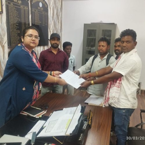 डुमरगड़ी में ग्राम प्रधान को हटाने की मांग, ग्रामीणों ने सीओ को सौंपा ज्ञापन