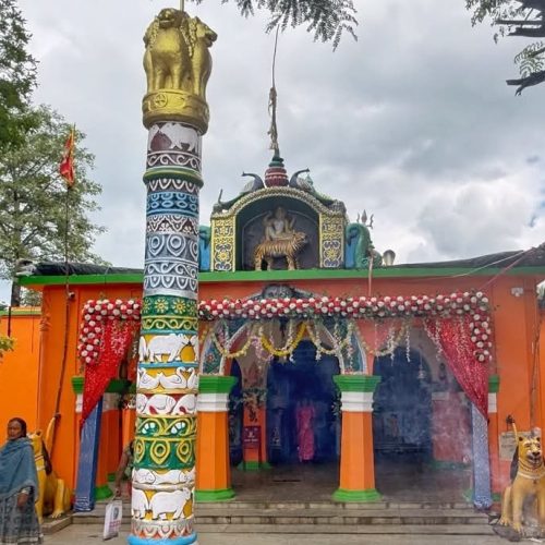 केरा में आग पर चलकर और कांटों पर लेटकर श्रद्धालुओं ने दी परीक्षा, सांसद जोबा मांझी भी हुईं शामिल