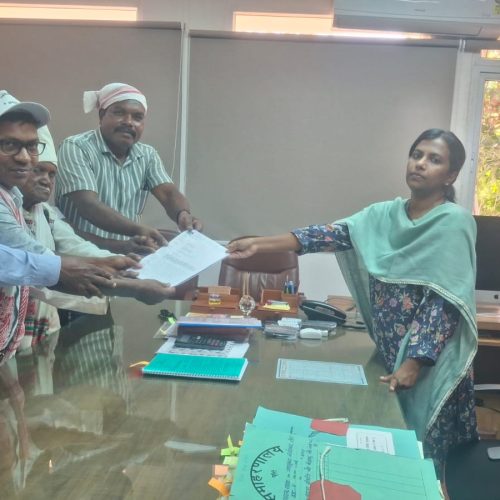पेसा नियमावली 2025 के विरोध में पारंपरिक ग्रामसभा का प्रदर्शन, उपायुक्त को सौंपा स्मार-पत्र