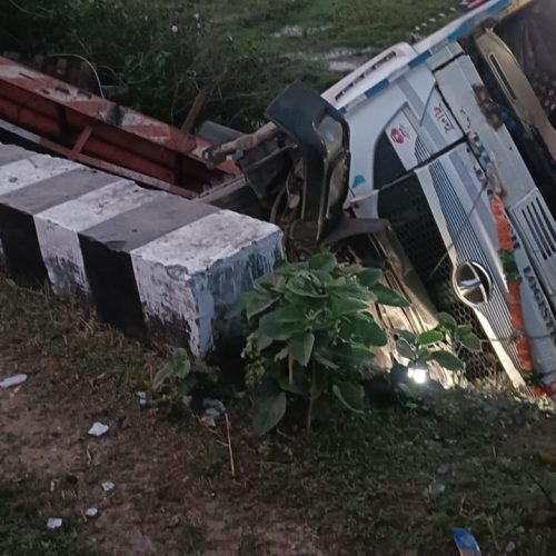 पुलिया के नीचे गिरा लोहा लदा ट्रेलर, चालक सुरक्षित