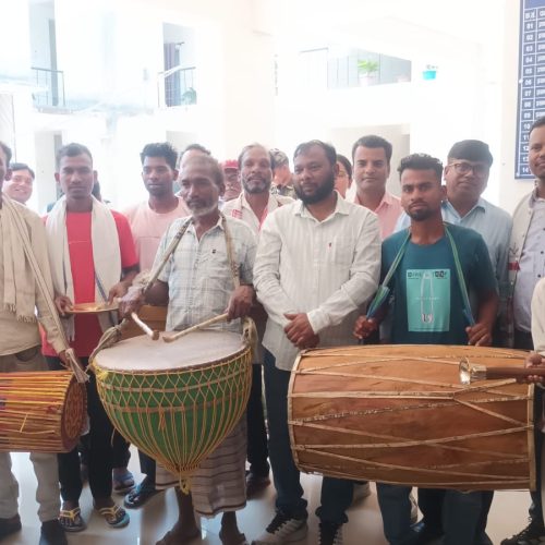 तोरपा में परंपरा की गूंज: ग्राम प्रधान को वाद्य यंत्र सौंप कर संस्कृति बचाने का संदेश