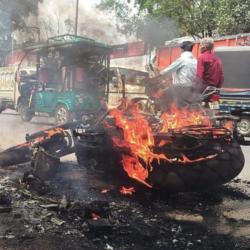 खूंटी शहर के बीचों-बीच जल उठी बाइक,फायर सेफ्टी पर उठे सवाल