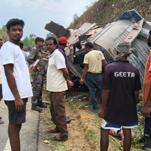 सरबो घाटी में फिर पलटा सीमेंट लदा ट्रक, चार घायल — लगातार हादसों से ‘मौत की घाटी’ बन रहा इलाका, एक महीने में तीसरा हादसा।