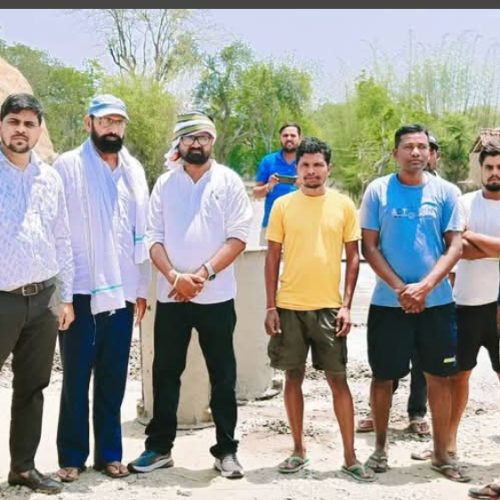 सड़क निर्माण में अनियमितता पर भड़के जनप्रतिनिधि, संवेदक को दी कड़ी चेतावनी