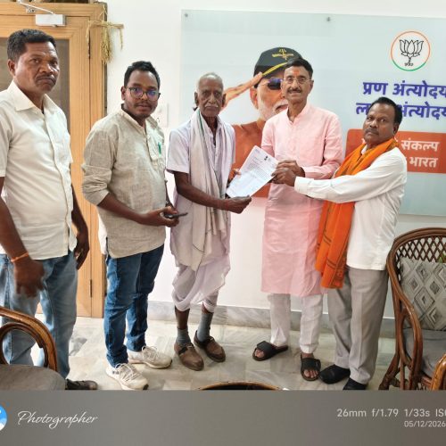 जरियागढ़ रेलवे स्टेशन को पुनः चालू कराने की मांग, केंद्रीय मंत्री संजय सेठ को सौंपा ज्ञापन