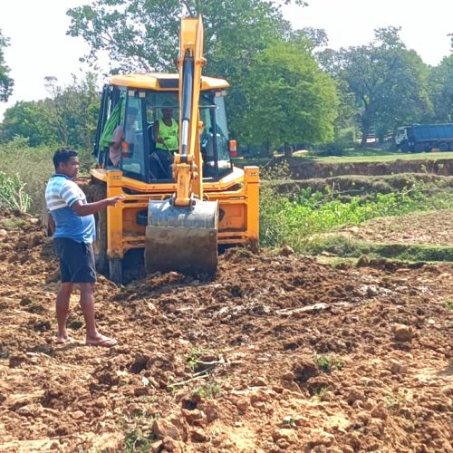 सामूहिक प्रयास से बदली गांव की तस्वीर, ग्रामीणों ने चंदा जुटाकर की सड़क की मरम्मत