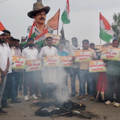 अमित शाह के बयान के विरोध में कांग्रेस का प्रदर्शन, भगत सिंह चौक पर फूंका पुतला