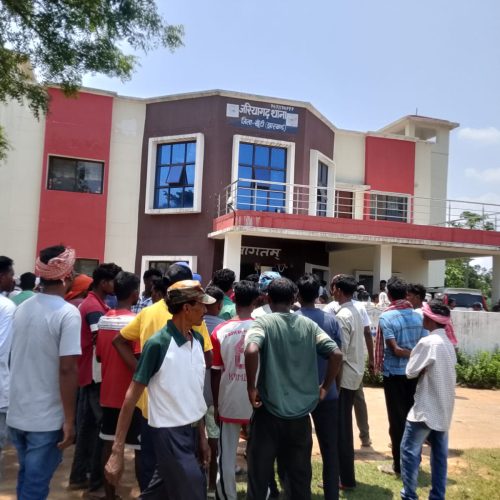 जरियागढ़ थाना का घेराव, ग्रामीणों ने निष्पक्ष जांच की उठाई मांग