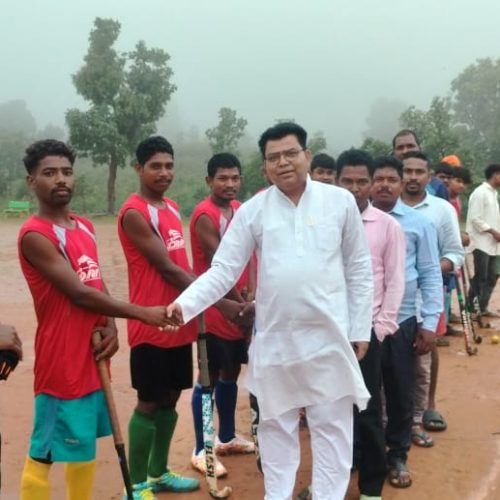 शहीद रमेश सिंह मुंडा की पुण्यतिथि पर हॉकी प्रतियोगिता शुरू