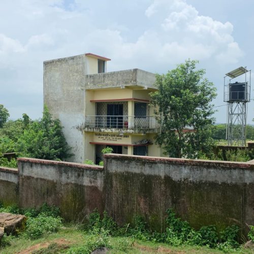 निर्माण के बाद से हीं बंद पड़ा तहसील कचहरी सह हल्का कर्मचारी आवास, बरामदे में उगी घास-झाड़ियां, ग्रामीणों को आज भी प्रखंड मुख्यालय के चक्कर लगाने की मजबूरी