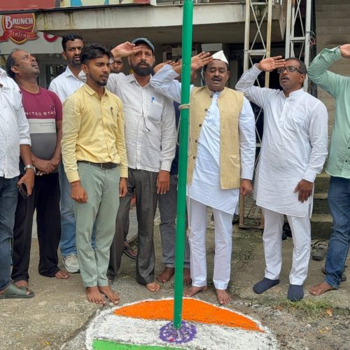 झामुमो जिला कार्यालय में ध्वजारोहण, 17 अगस्त की बैठक को लेकर बनी रणनीति