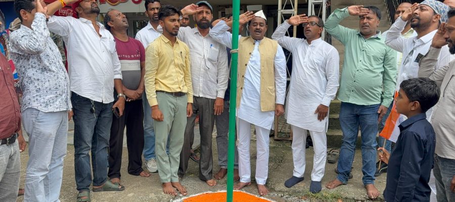 झामुमो जिला कार्यालय में ध्वजारोहण, 17 अगस्त की बैठक को लेकर बनी रणनीति