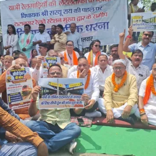 जमशेदपुर में ट्रेनों की लेटलतीफी को लेकर विधायक सरयू राय ने टाटानगर स्टेशन पर धरना दिया, रेल अधिकारियों पर लगाए गंभीर आरोप
