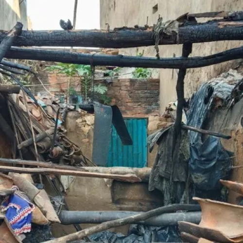 कोडरमा में आग का कहर: फोन पर मिली सूचना, मजदूरी कर रही महिला का घर जलकर राख, जीवन भर की जमा पूंजी खाक