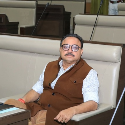 रांची-वाराणसी कॉरिडोर पर बड़ा हादसा: विधायक अनंत प्रताप देव की गाड़ी से भिड़ी कमांडर, बाल-बाल बचे  झारखंड के गढ़वा जिले में रांची-वाराणसी इकोनॉमिक कॉरिडोर पर शनिवार को एक बड़ा सड़क हादसा हुआ, जिसमें भवनाथपुर के विधायक अनंत प्रताप देव की गाड़ी दुर्घटनाग्रस्त हो गई। राहत की बात यह रही कि विधायक और उनके अंगरक्षक इस हादसे में बाल-बाल बच गए, जबकि एक महिला घायल हो गई।  यह दुर्घटना रमना थाना क्षेत्र के सीरियाटोंगर गांव के पास हुई। जानकारी के अनुसार विधायक का काफिला कॉरिडोर से गुजर रहा था, तभी सामने से आ रही एक सवारी कमांडर गाड़ी ने नियंत्रण खो दिया और सीधे उनकी गाड़ी से टकरा गई। टक्कर इतनी जोरदार थी कि विधायक की गाड़ी क्षतिग्रस्त हो गई।  बताया जा रहा है कि तेज रफ्तार कमांडर वाहन पहले विधायक के एस्कॉर्ट वाहन से टकराई और फिर उनकी गाड़ी से जा भिड़ी। इस अचानक हुए हादसे से मौके पर अफरातफरी मच गई और कुछ समय के लिए सड़क पर जाम की स्थिति भी बन गई।  हादसे के समय विधायक अनंत प्रताप देव श्रीबंशीधर नगर थाना क्षेत्र के नरखोरिया गांव में गोली लगने से घायल एक व्यवसायी को देखने गढ़वा सदर अस्पताल जा रहे थे। इसी दौरान रास्ते में यह दुर्घटना हो गई।  इस हादसे में कमांडर वाहन में सवार एक महिला घायल हो गई, जिसे तुरंत प्राथमिक उपचार के लिए भेजा गया। विधायक ने मानवीय पहल दिखाते हुए घायल महिला को आर्थिक सहायता भी प्रदान की।  घटना की सूचना मिलते ही रमना थाना पुलिस मौके पर पहुंची और दुर्घटनाग्रस्त कमांडर वाहन को जब्त कर चालक को हिरासत में ले लिया। प्रशासन ने मामले की जांच शुरू कर दी है और दुर्घटना के कारणों का पता लगाया जा रहा है।  वहीं, सूचना मिलने पर अंचल पदाधिकारी और विधायक के परिजन व समर्थक भी मौके पर पहुंचे। फिलहाल स्थिति सामान्य है, लेकिन इस हादसे ने एक बार फिर हाईवे पर तेज रफ्तार और लापरवाही से वाहन चलाने के खतरों को उजागर कर दिया है।