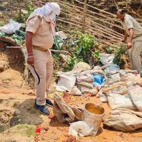 चाईबासा में अवैध शराब कारोबार पर बड़ी कार्रवाई, 5 भट्ठियां ध्वस्त, 3000 लीटर महुआ नष्ट