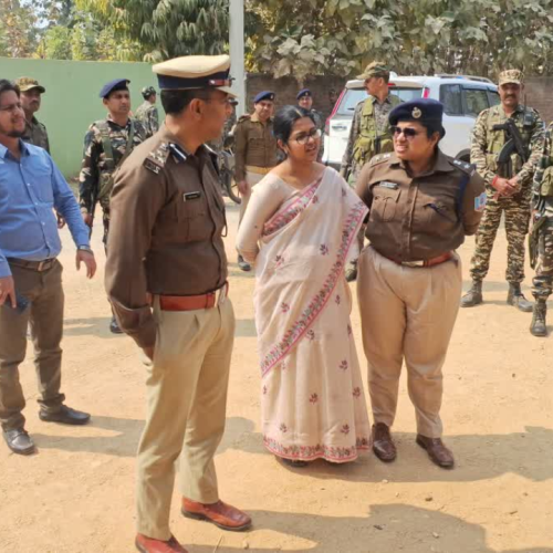 पलामू में हाइटेक कंट्रोल रूम से मतदान पर नजर, अधिकारियों ने किया निरीक्षण