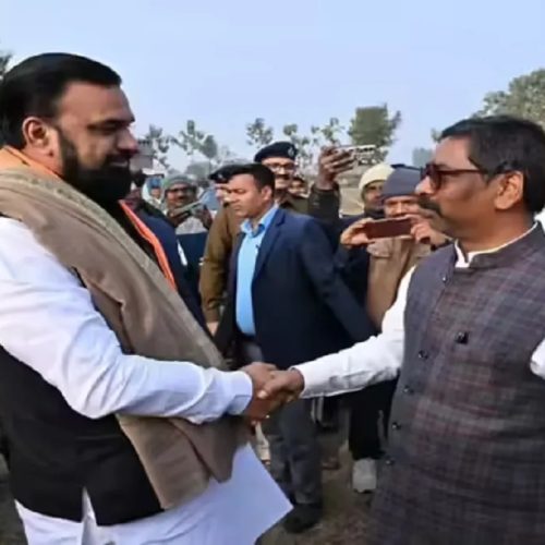 जब बिहार के डिप्टी सीएम और झारखंड के सीएम ने थामा एक-दूसरे का हाथ, सियासी गलियारों में बढ़ी चर्चा