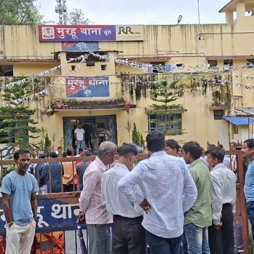 डीसी,एसपी को आवेदन की प्रतिलिपि देकर राहुल मांझी के साथ मारपीट करने वालों पर कार्रवाई की मांग।