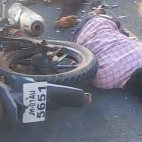 कर्रा थाना क्षेत्र में भीषण सड़क हादसा: बाइक-ऑटो की सीधी टक्कर में दो युवकों की मौत, तीन घायल