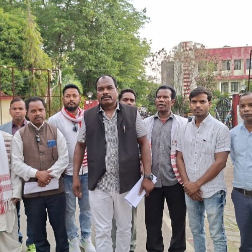 खूंटी में आदिवासी जमीन हस्तांतरण के खिलाफ उग्र विरोध, हजारों ग्रामीणों का धरना—प्रशासन को सौंपा ज्ञापन