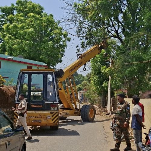खूंटी-माहिल मुख्य पथ पर बड़ा हादसा: ट्रैक्टर ने बिजली खंभा तोड़ा, घर की चारदीवारी में घुसा, बाधित रही बिजली और आवागमन