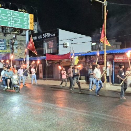 मशाल जुलूस के जरिए जताया विरोध रिहाई की मांग पर सड़कों पर उतरे लोग, मंत्री इरफान अंसारी का पुतला दहन।