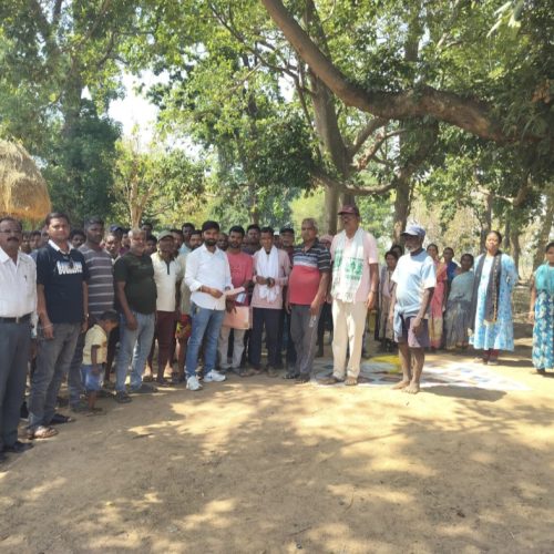 गुस्सा अम्बा टोली में ग्रामसभा, ग्रामीणों ने सांसद प्रतिनिधि को बताईं बुनियादी समस्याएं