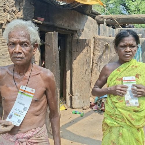 न घर, न पेंशन… सिर्फ इंतजार: प्रशासन की अनदेखी का शिकार बुजुर्ग दंपति, महुआ-करंज चुनकर गुजर रही जिंदगी