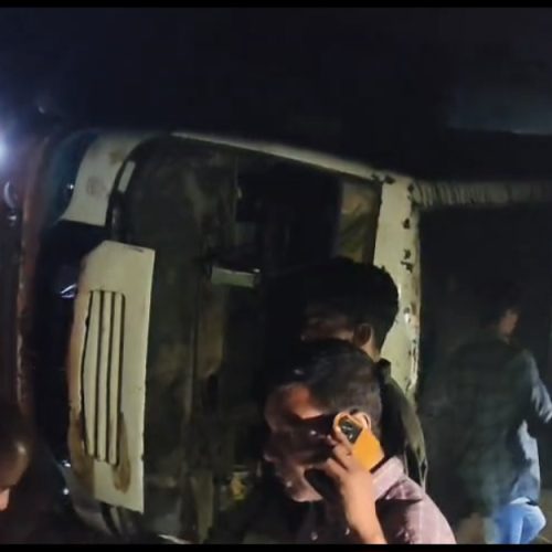 राहे में बड़ा सड़क हादसा : शादी समारोह में जा रही बस पलटी, एक दर्जन घायल, दो की हालत गंभीर