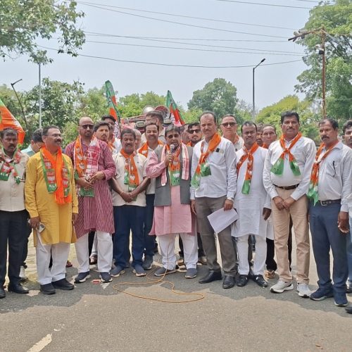 बिजली कटौती और पेयजल संकट पर भाजपा का हल्लाबोल, महिलाओं ने फोड़े घड़े, झाड़ू फेंक जताया विरोध