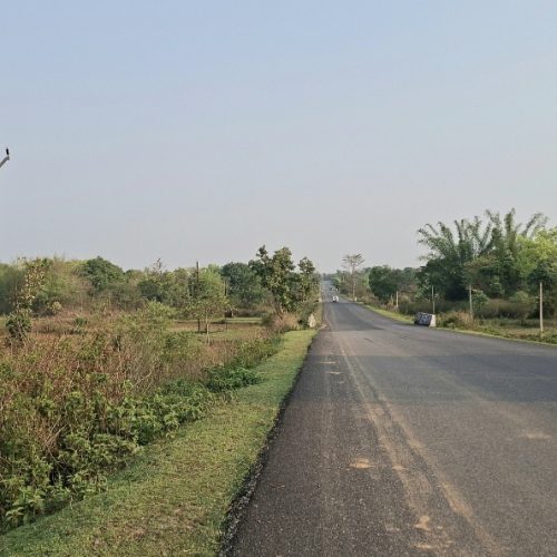 सड़क किनारे से लोहे का बिजली खंभा गायब, चोरी की आशंका