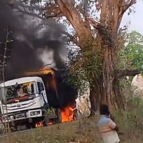 बॉक्साइट लदे ट्रक में लगी भीषण आग, ट्रक जलकर राख