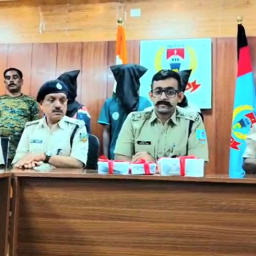 पीएलएफआई के तीन हार्डकोर उग्रवादी गिरफ्तार,हथियार, कारतूस और संगठन के पर्चे बरामद