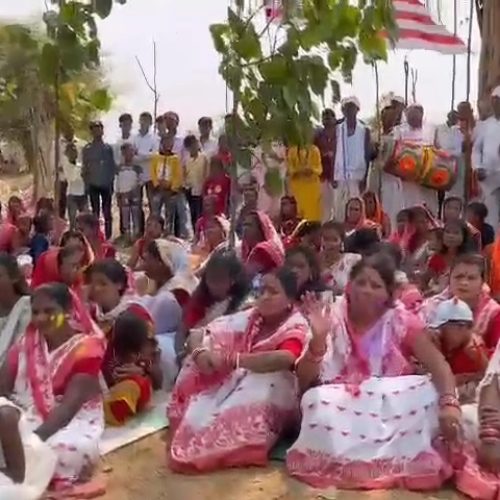 सिमडेगा के तामड़ा कुम्हार टोली में पारंपरिक तरीके से सरना माता की पूजा, उमड़ी बड़ी भीड़।