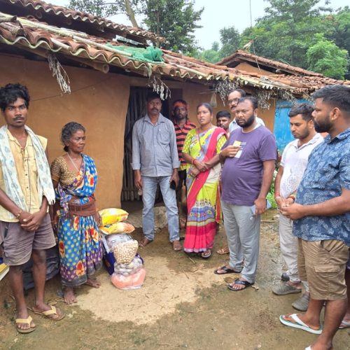 बकसपुर में हाथी हमले से मां-बेटे की मौत, तोरपा विधायक सुदीप गुड़िया ने परिजनों से मिलकर बंधाया ढांढस