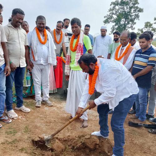 तोरपा विधायक सुदीप गुड़िया ने गुमडू हेल्थ सब सेंटर का किया शिलान्यास, कहा- स्वास्थ्य सुविधा पहुंचाना सरकार की प्राथमिकता