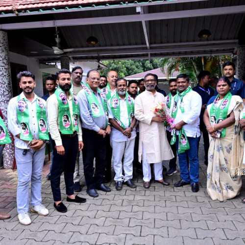 Jharkhand Politics: घाटशिला उपचुनाव से पहले BJP को बड़ा झटका, पूर्व जिलाध्यक्ष सौरव चक्रवर्ती समेत कई नेता JMM में शामिल